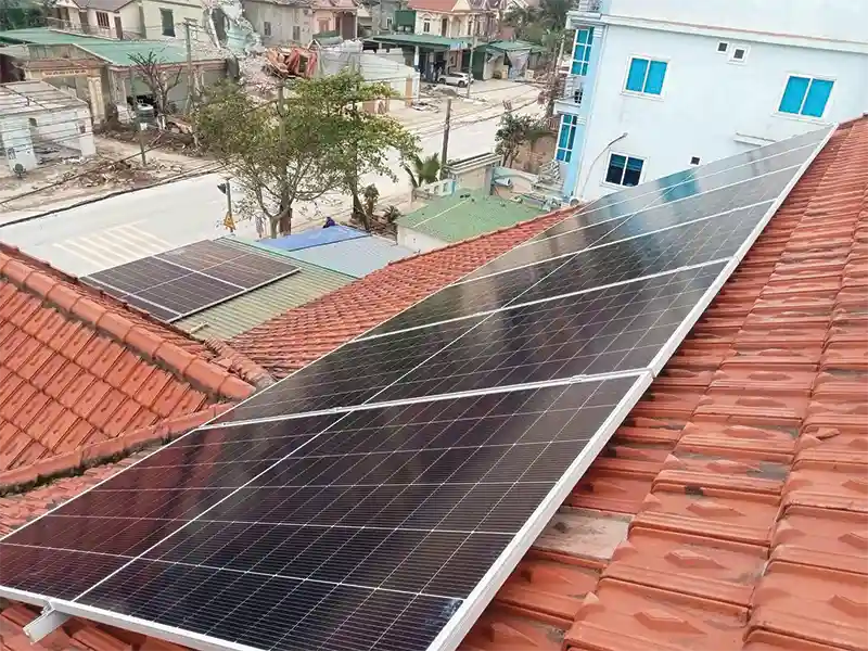 Thi công điện mặt trời áp mái ngói chuyên nghiệp cho nhà phố và siêu thị mini