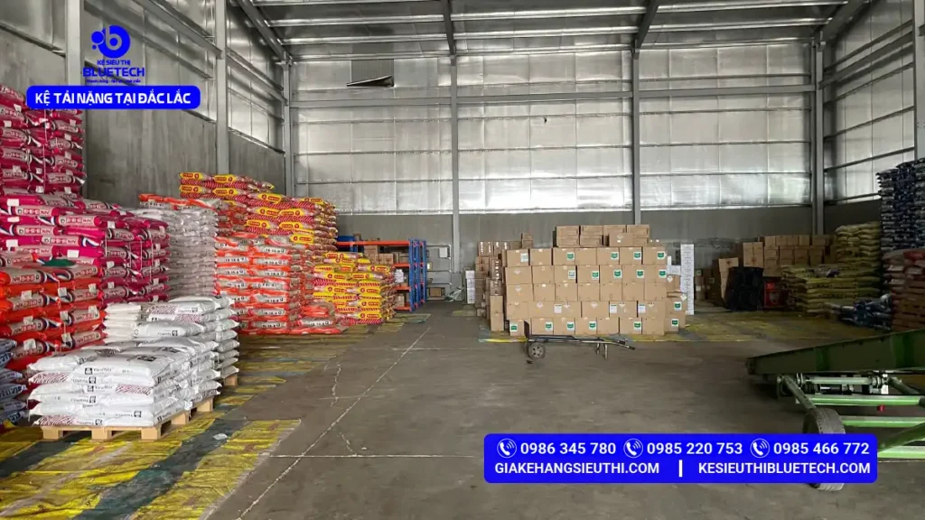 Kho Minh Tân 77 Cao Thắng Đắk Lắk - Hàng phân bón xếp dưới nền 2-3m trước khi lắp kệ tải nặng 2000kg/tầng