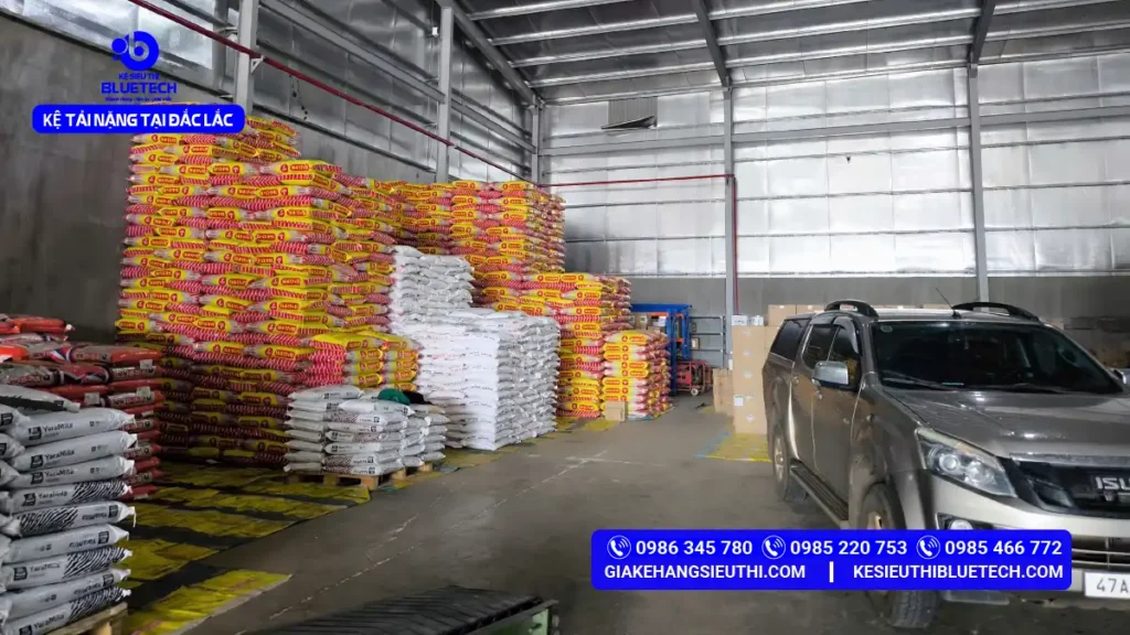 Kho Minh Tân 77 Cao Thắng để hàng dưới đất gây hỏng - Bao phân bón xếp 3m trên nền trước khi lắp kệ tải nặng 2000kg