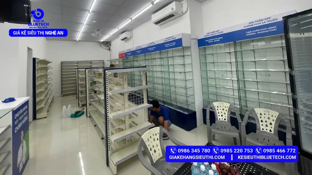 Thiết kế thi công nhà thuốc Pharmacity kệ đôi lưng lưới và tủ kính TPCN vitamin khoáng chất