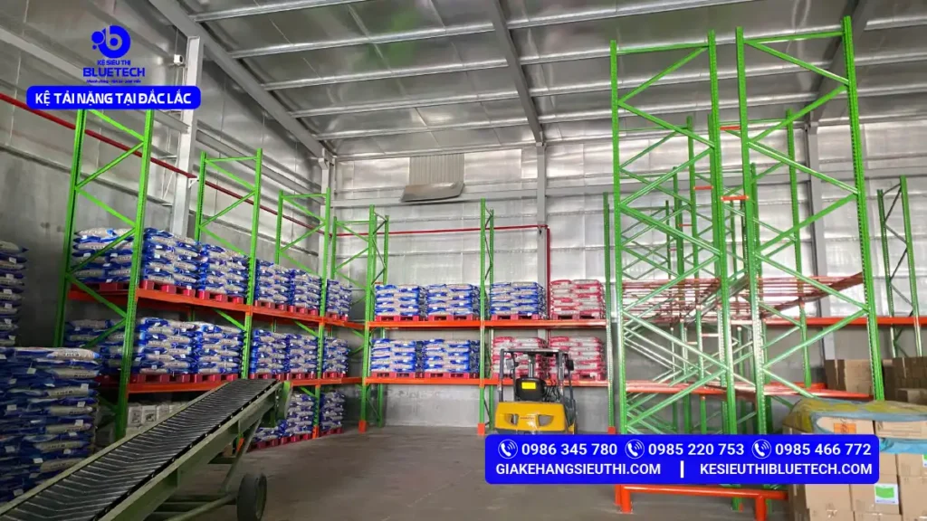 Sắp xếp hàng hóa sau khi lắp đặt xong kệ tải nặng Bluetech Đắk Lắk 5 dãy chữ W 1 đôi 4 đơn 128 pallet
