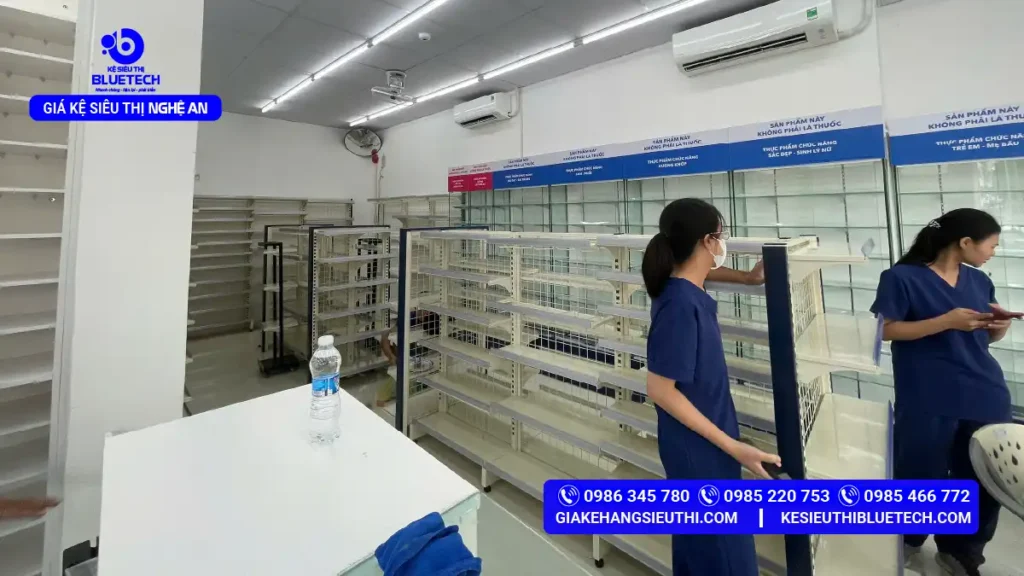 Thiết kế thi công nhà thuốc Pharmacity nghiệm thu hệ thống kệ với nhân viên Pharmacity tại Nghệ An - Bluetech